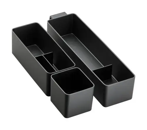 Schwarze Aufbewahrungseinteilung aus Kunststoff mit drei Behältern in unterschiedlichen Größen, genutzt zur Organisation in Schubladen, von der Marke Hansgrohe.